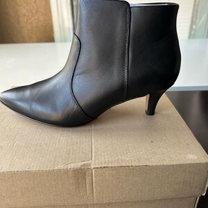 Women’s Clarks Linvale Judith Black Leather US 7.5 Medium Bootie.